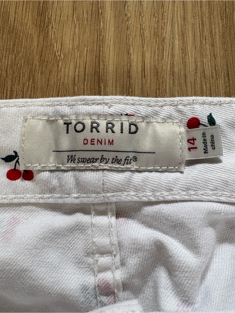 Torrid White Denim Strawberry & Cherry Print Shorts Size 14 - Picture 4 of 4